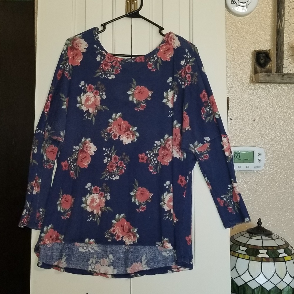 Light long sleeve top